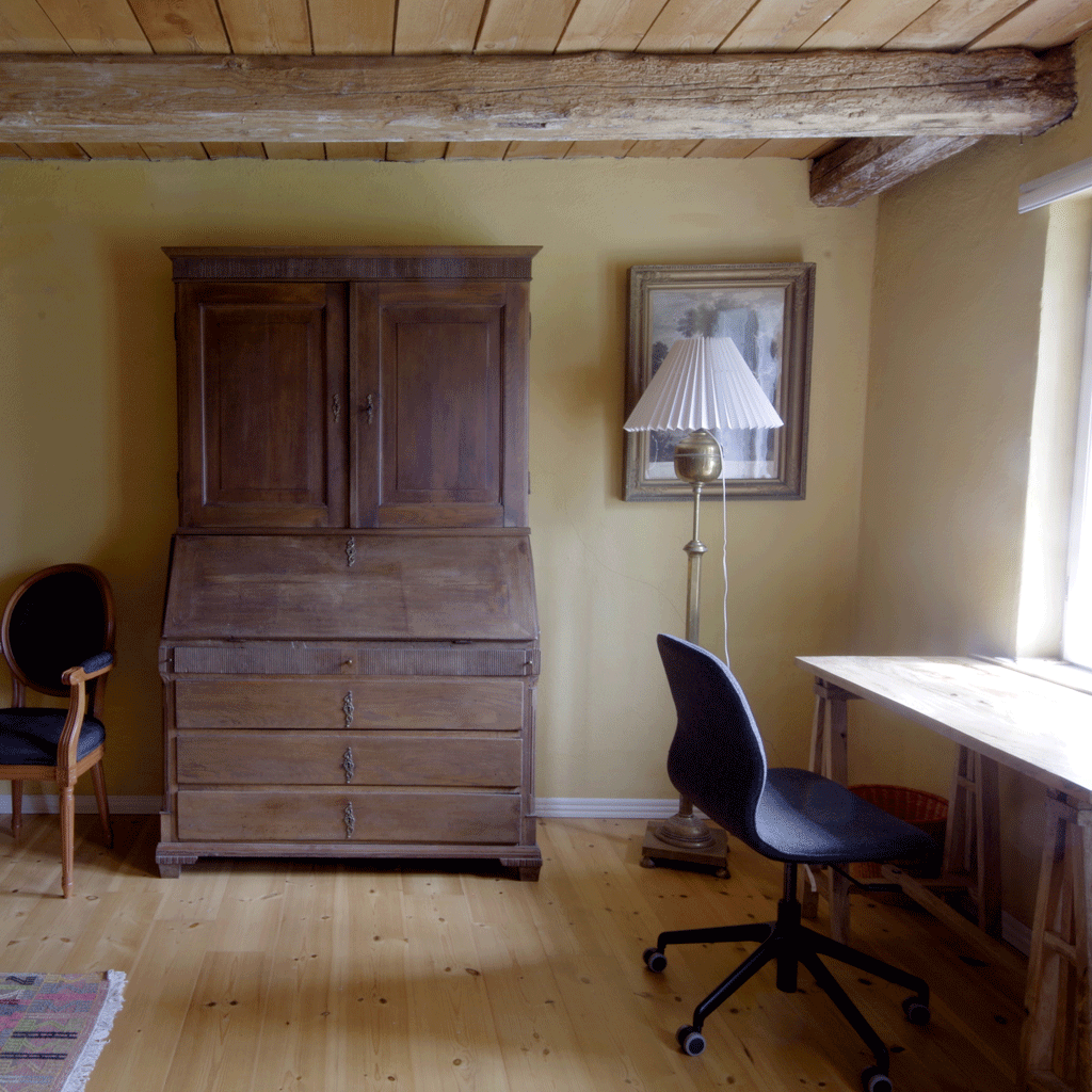 Vindbyholtgårds refugium har tre værelser opkaldt efter tre forfattere - her ses Leif Hasles værelse.