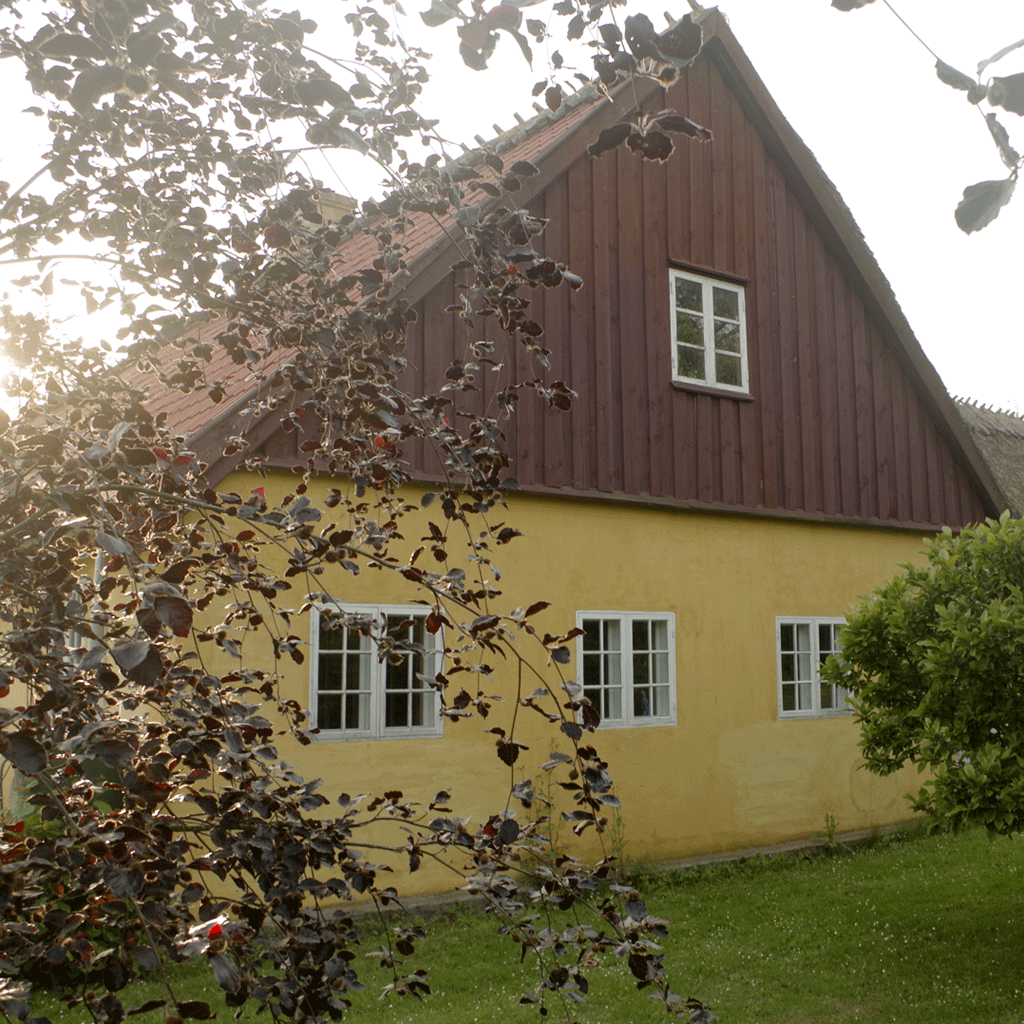 Vindbyholtgård rummer et refugium med tre værelser, der lejes ud.
